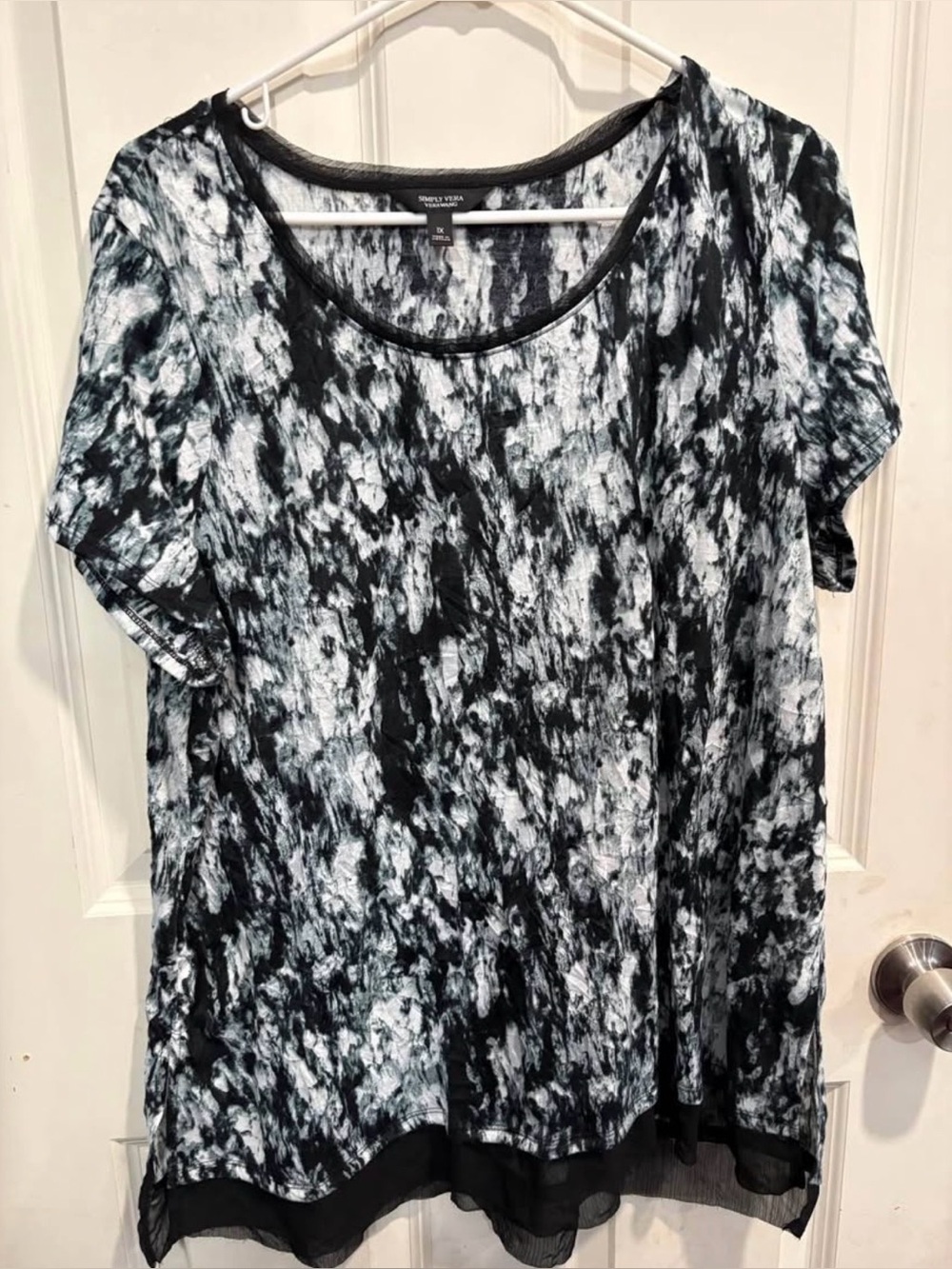 Simply Vera Vera Wang Black and White Abstract Short Sleeve Top